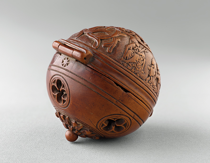 Prayer bead inscribed for François Du Puy, private collection.