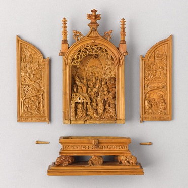 Miniature altarpiece (triptych) AGO 34208. When assembled, two pegs hold together the triptych’s predella, main compartment and wings